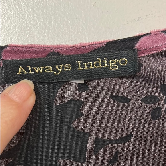 Black and Pink Velvet Robe with Crushed Texture - Picture 2 of 4